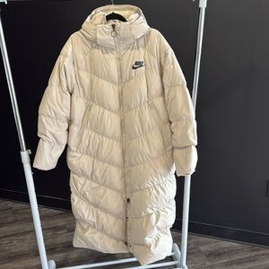 Cream Nike Puffer coat m. Brand New w/tags. Never worn!